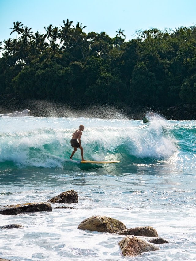 Hiriketiya surfing