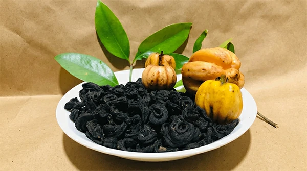 Fresh and Dried Goraka or Malabar Tamarind
